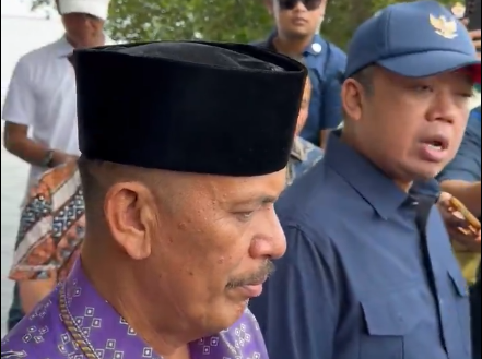 Kepala Desa Kohod, Arsin, yang menyebut lahan pagar laut dulunya adalah daratan dan empang, ditolak oleh warga setempat. (tangkap layar X/@pemudaidamanid)